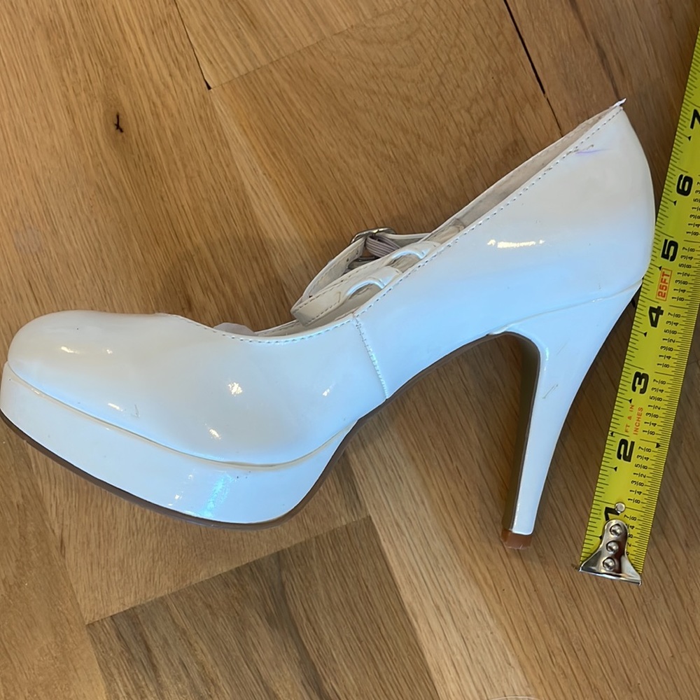 White stiletto sexy heels size 5/6- small.  show stopper- NEW